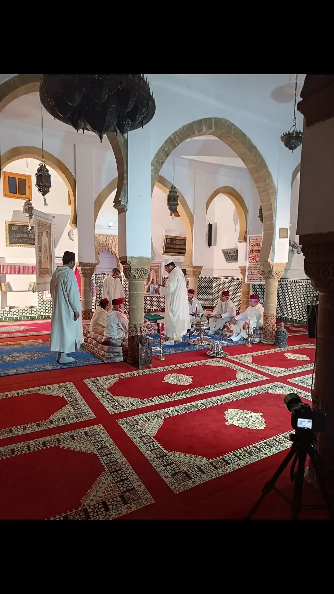 اشتدي أزمة تتفرجي * قد آذن ليلك بالبلج وظلام الليل له سُرجٌ * حتى يغشاه أبو السُرج وسحاب الخير له مطرُ * فإذا جاء الإبان تجي لسروح الأنفس والمُهجِ * وفوائد مولانا جُمَلٌ ولها أرج محي أبداً * فاقصد محيا ذاك الأرَجِ فلرُبما فاض المحيا * بِبُحور الموج من اللجَجِ والخلق جميعا في يدهِ * فذوو سَعَةٍ وذوو حَرَجِ . ونزولهمُ و طُلوعُهُمُ * فإلي دركٍ وعلى درجِ ومعايشهم و عواقبهم * ليست في المشي على عِوَجِ حِكَمٌ نُسِجَتْ بيدٍ حُكِمَتْ * ثم انتسجت بالمنتسج فإذا اقتصدت ثم انعرجت * فبمقتصد وبمنعرج شهدت بعجائبها حُجَجٌ * قامت بالأمر على الحُجَجِ ورضا بقضاء الله حِجَاً * فعلى مركوزته فَعُجِ وإذا انفتحت أبواب هُدَىً * فاعجل بخزائنها ولِجِ فإذا حاولت نهايتها * فاحذر إذ ذاك من العرج لتكون من السُباق * إذا ما جئت إلى تلك الفُرًجِ فهناك العيش وبهجته * فلمبتهج ولمنتهج فَهُجِ الأعمال إذا ركدت * فإذا ما هُجت إذن تَهُجِ ومعاصي الله سماجتها * تزدان لذي الخلق السمج ولطاعته و صباحتها * أنوار صباح منبلج من يخطب حور الخلد بها * يظفر بالحور وبالفنج فكن المرضي لها بِتُقَى * ترضاه غداً وتكون نجي واتلُ القرآن بقلب ذي حزن * وبصوت فيه شجي وصلاة الليل مسافتها * فاذهب فيها بالفهم وجِي وتأملها ومعانيها * تأتِ الفردوس و تفترج واشرب تسنيمَ مُفَجِرِهَا * لا ممتزجاً وبِمُمْتَزِجِ مُدح العقل الآتيه هدى * وهوى متون عنه هجي وكتاب الله رياضته * لعقول الخلق بمندرج وخيار الخلق هداتهم * وسواهم من همج الهمج فإذا كنت المقدام فلا تجزع * في الحرب من الرهج وإذا أبصرت منار هدى * فاظهر فرداً فوق الثَبَجِ وإذا اشتاقت نفس * وجدت ألماً بالشوق المُعْتَلِجِ وثنايا الحسنى ضاحكة * وتمام الضحك على الفلج وغِياب الأسرار اجتمعت * بأمانيها تحت السُرج والرفق يدوم لصاحبه * والخرق يصير إلي الهرج صلوات الله على المهدي * الهادي الناس إلي النهج وأبي بكر في سيرته * ولسان مقالته اللهِجِ وأبي حفص وكرامته * في قصةِ سارية الخُلُجِ وأبي عمر ذي النورين * المستحيّ المستحيّ البَهِجِ وأبي حسنٍ في العلم إذا * وافى بسحائبه الخُلَجِ وعلى السبطين وأمهما * وجميع الآل بهم فلج وعلى الحسنين وأمهما * وجميع الآل بهم فلج وعلى الأصحاب بجملتهم * بذَلوا الأموال مع المُهَج وعلى أتباعِهُمُ العلماء * بعوارف دينهم البَهِجِ وأختم عملي بخواتمهم * لأكون غداً في الحشر نَجِيِ يا رب بهم وبآلهم * عجل بالنصر وبالفرج #الأمداح_النبوية #المديح_حب_النبى_يجمعنا #سلا #الدار_البيضاء_مراكش_الرباط_طنجة #فاس_مكناس💛♥️ 