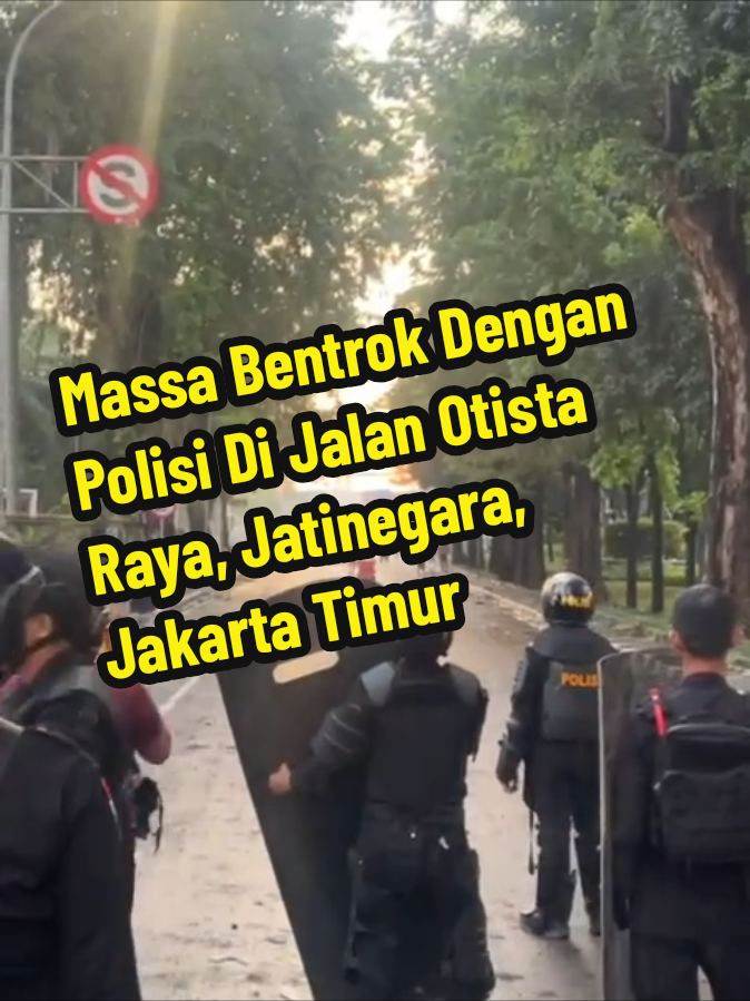 Jumat pagi, 29 Agustus 2025, dilaporkan massa bentrok dengan Polisi di Jalan Otista Raya, Jatinegara, Jakarta Timur. Mohon berhati-hati. #otista #jatinegara #jakartatimur  ----- Ikuti akun kami untuk update informasi terkini Jakarta dan sekitarnya ----- 📹 : ig via jktnewss