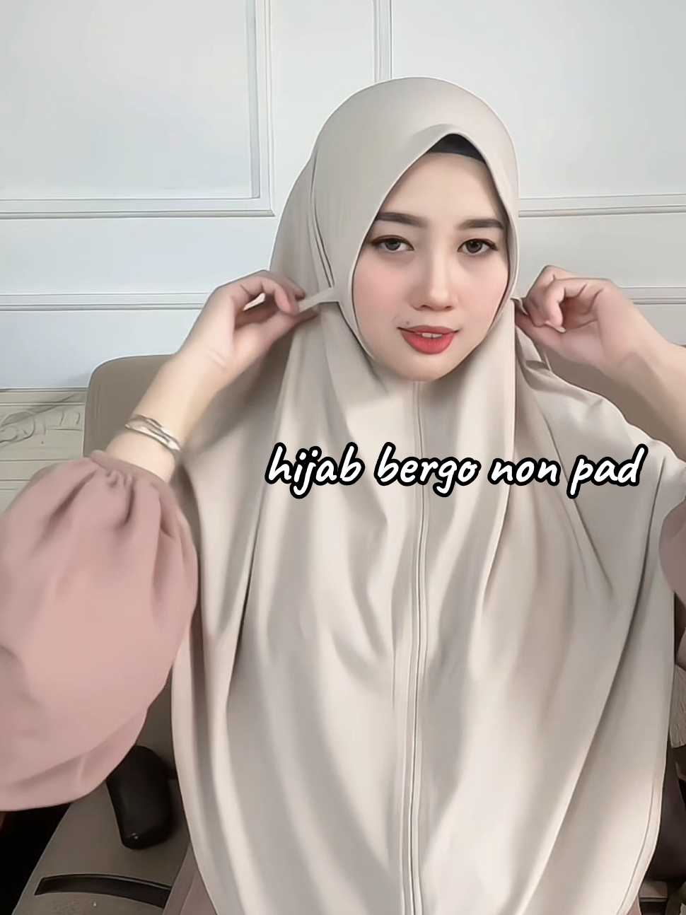 hijabnya simpel dan cakep banget dipakai, ada dua tali juga. bahannya adem tidak mudah lecek. #hijab #hijabinstan #hijabbergo #hijabmurah 