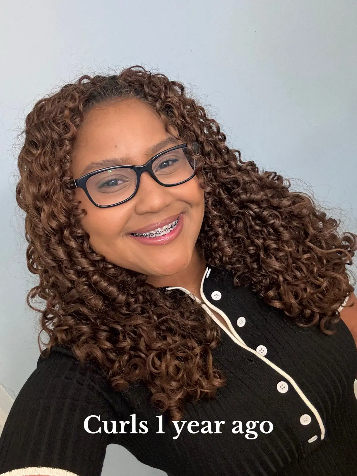 The curls are thriving and healthy 🥰 sometimes I want my curls to be as long as it was a year ago but it’s too much 🫠  Got the idea from @Kiaraa  #curlyhair #curls #fypシ゚viral #foryoupage 