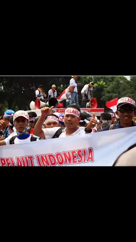 Direktorat Jenderal Perhubungan Laut baru-baru ini menerbitkan Surat Keputusan No. KP-DJPL-393 Tahun 2025 tentang Pedoman Penyelenggaraan Pendidikan dan Pelatihan Basic Safety Training (BST) sesuai Resolution MSC 560(108). SK ini menjadi pedoman penting dalam peningkatan keselamatan pelayaran, karena BST merupakan standar minimum internasional yang wajib dipenuhi setiap awak kapal. Namun, terdapat persoalan mendasar terkait siapa yang seharusnya menanggung biaya pelatihan tersebut. Dalam konsideran SK ini disebutkan Peraturan Pemerintah No. 51 Tahun 2012 tentang Sumber Daya Manusia di Bidang Transportasi, khususnya Pasal 36, yang secara tegas menyatakan bahwa: 