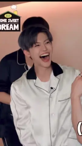 🤣 Mark thought he had to kiss Jeno’s butt 😭🤣 and it took him forever to mentally prep for it too😂🤣 The panic on their faces when they had no idea what Mark was about to say tho 🤣🤣 #nctdream #nctmark #ncthaechan #nctjaemin #nctjeno 