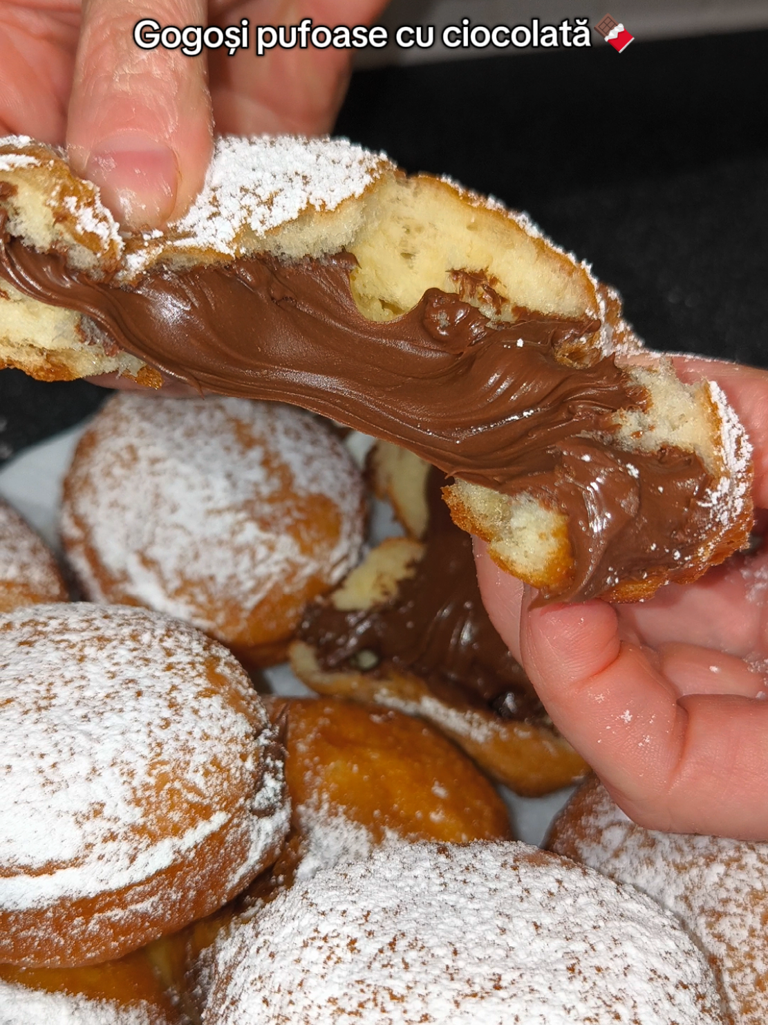 Gogoși pufoase cu ciocolată!🍫🍩 Un desert irezistibil care îți lasă gura apă doar când îl privești, sunt foarte fine și delicate dar foarte ușoare de pregătit doar cu câteva ingrediente și timp minimal!🤤🥰 Lasă-mi o urmărire și o inimioară pentru mai multe rețete delicioase!😋 Rețeta pentru cele mai pufoase și rapide gogoși: 450-500g făină (sau cât cuprinde) 2 gălbenușuri  400g lapte călduț  75g unt topit  10g drojdie uscata  1 lingură zahar 1 praf de sare  esență de vanilie ulei pentru prăjit  ciocolată/nutella pentru umplutură  la dorință se presară zahăr pudră  Detalii: •Maiua se lasă la activat 10-15min •Aluatul se lasă la crescut 30min-1oră la loc cald •Uleiul se încinge bine iar apoi gogoșile se prăjesc la foc mic spre mediu  Încearcă și tu această rețetă rapidă și scrie în comentarii dacă ți-a ieșit!😍 #gogosi #ciocolata #moldova #dessert #creatorsearchinsights 