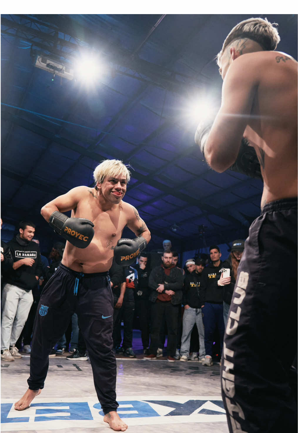 Primer round = pura locura 🔥 Leonardo Sanchez vs Mario Aquino | Round 1 Bienvenidos a La Manada 🐆 Un formato único de boxeo callejero 🥊 que lleva la acción a las locaciones más espectaculares y fuera de lo común. 🌍 Este formato nació para popularizar el deporte y darles a los peleadores la oportunidad de brillar 🌟 como nunca antes. ¿Estás listo para unirte a esta manada de guerreros? 🔥💪 #Boxeo #Knockouts #ArtesMarciales #Deporte #Pelea 