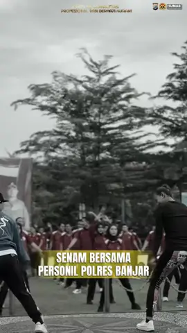 Demi menjaga kesehatan tubuh dan kebugaran, anggota Polres Banjar melaksanakan olahraga bersama dengan penuh semangat dan keceriaan. Melalui kebersamaan ini, terjalin solidaritas serta semangat hidup sehat untuk mendukung tugas melayani, melindungi, dan mengayomi masyarakat. #poldakalsel #polresbanjar #humaspolresbanjar #salamsehat #cupcut 