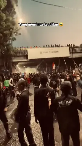 Yang Terhormat Ibu Puan Maharani beserta para jajarannya. Apakah kalian sudah melihat kondisi Negara Indonesia saat ini, apakah kalian mendengar suara rakyat yang meminta keadilan dan kesejahteraan hidup ? Apakah kalian sudah merasa terlindungi karena amukan warga dilampiaskan pada aparatnya yang bertugas ? Kalian sudah puas melihat kericuhan yang saat ini terjadi ? Saat rakyatmu dari pagi hingga malam berjuang meminta hak mereka dan aparat yang bertugas dari pagi hingga malam mengamankan bahkan menjadi sasaran amukan, kalian dimana ? Apakah perut kalian lapar seperti mereka ? Apakah kalian tidak tidur seperti mereka ? Apakah kalian kepanasan seperti mereka ? Tentu tidak kan ! Kalian sibuk menikmati harta kalian yang kalian dapatkan dari rakyat. Katanya Indonesia Merdeka. Yang mana yang merdeka ? Indonesia atau para pejabat nya ? Tidakkah kalian takut pertanggungjawaban kelak dihadapan Tuhan ? Saat ini kalian menari ria, jika di dunia tidak merasakan penderitaan rakyat, semoga kelak di hadapan Tuhan, perbuatan kalian akan dibalas oleh tangan Tuhan sendiri. Untuk Masyarakat Indonesia yang berjuang, maju terus menangkan hak kalian, maju lah dan jangan mau di adu domba dengan aparat oleh pejabat rakus itu. Dan untuk para pengamanan, bertugaslah, semoga tuhas mulia kalian jadi Pahala. Kami yakin kalian juga ingin bersuara untuk membela Negara yang sedang kacau Ini. Untuk kalian semua yang berjuang, semoga kalian pulang kerumah dalam keadaan sehat, karna keluarga kalian menunggu dirumah. Jangan saling serang, karena kalian semua adalah korban para pejabat rakus. #ripkeadilanindonesia #demodpr #demodpr2025 #cepatsembuhindonesiaku #bubarkandpr 