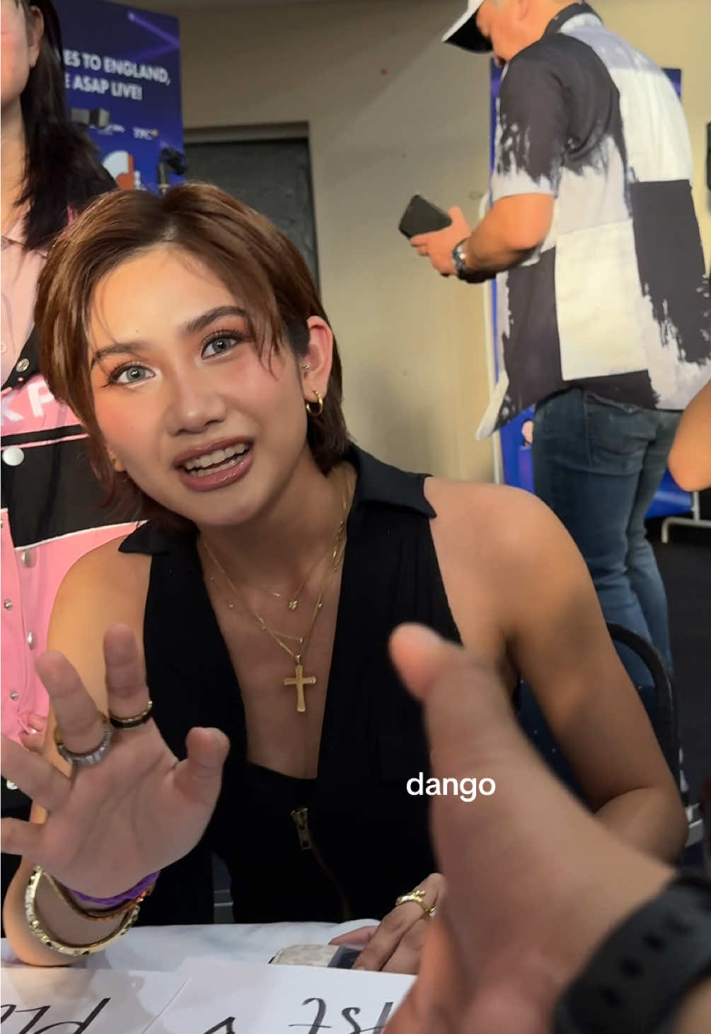 Introduce yourself ang atake ni Bebe @Sheena Catacutan 😆 may pa recap yan sa dulo ah hehe 😉 hinding hinding magsasawa sa pagmamahal at suporta para sa @BINI PH 😘 mahal na mahal namin kayong walo! #Bini #BiniFanmeetBirmingham #ASAPEngland2025 