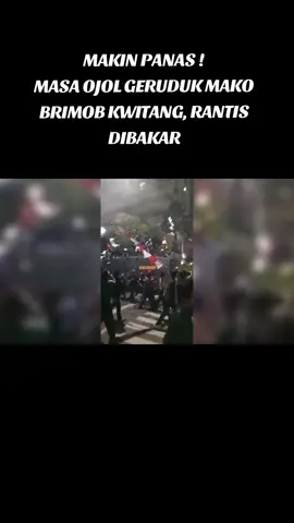 Ratusan driver beratribut ojek online (ojol) mengeruduk Mako Brimob Kwitang, Jakarta Pusat pada Kamis (28/8/2025) tengah malam WIB. Sejumlah pengemudi ojek online mendatangi Mako Brimob Kwitang buntut insiden seorang pengemudi ojol yang terlindas Mobil Barakuda Brimob di kawasan Pejompongan, Jakarta Pusatm, Kamis malam.