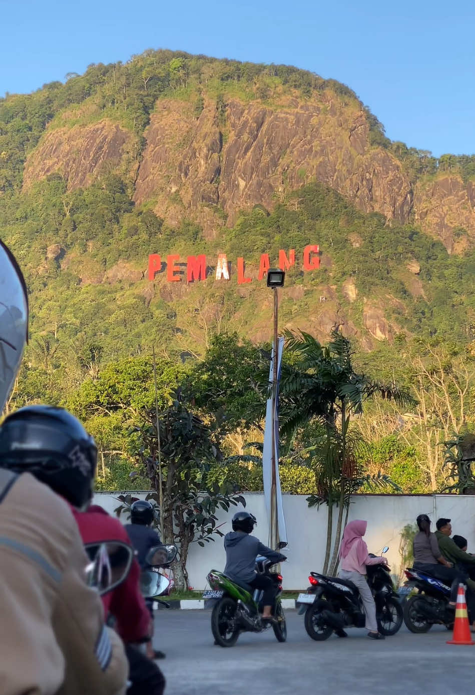 Pom bensin dengan view gunung batu nya🌿⛰️ #fyp #story 