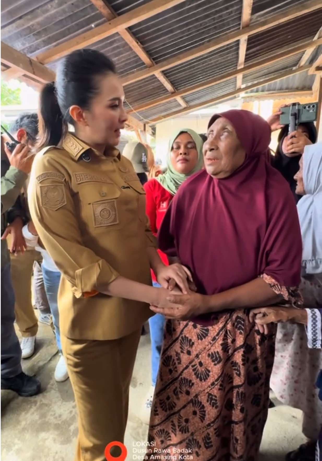 “Mengapa kita dikoreksi? Karena mungkin ada kebutuhan rakyat yang belum kita sentuh. Presiden sudah memberi arah lewat Asta Cita—itu kompas kita. Dengan hati yang tulus, semoga rakyat tetap sayang pada kita. Turut berduka cita untuk Almarhum Affan Kurniawan. Kehilangannya mengingatkan kita bahwa aspirasi adalah suara hati rakyat. Semoga keluarga diberi kekuatan. Mari aparat pemerintah, tanggapi aspirasi dengan cara yang manusiawi. Jangan ada jarak antara rakyat dan negara. Semoga duka ini justru mendekatkan kita, karena di atas segala perbedaan, kita tetap satu keluarga besar 🇮🇩—dipeluk Ibu Pertiwi, dijaga negara dalam rumah besar NKRI. ✨ Mari Moi Ngone Futuru..! ✨ Bhinneka Tunggal Ika..! “Kritik itu tanda sayang. Yang bahaya justru kalau kita berhenti mendengar.” #gubsherly #malukuutara #suararakyat