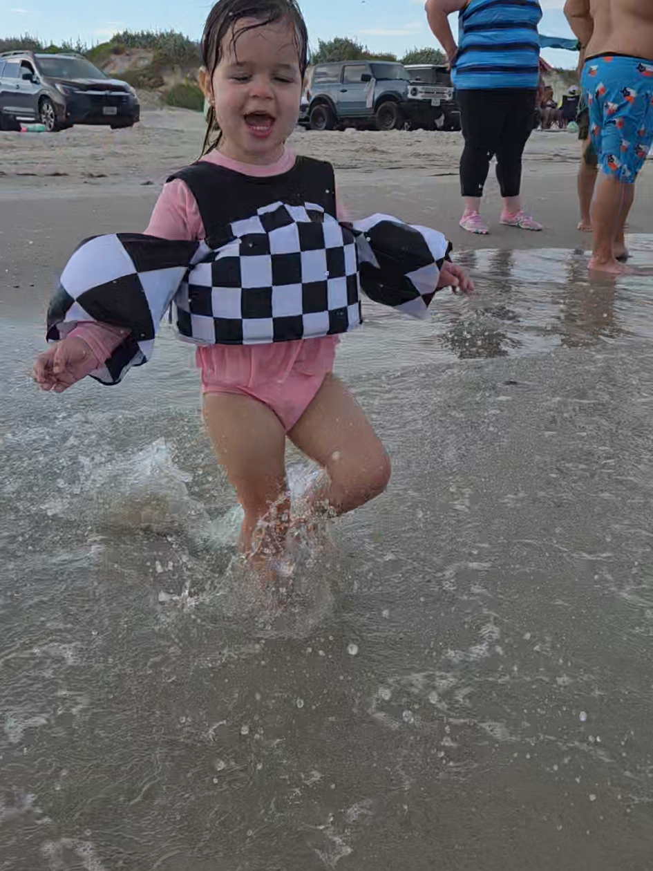 Harpers best day ever 🫶🫶 #beach #ocean #toddlerlife #momlife 