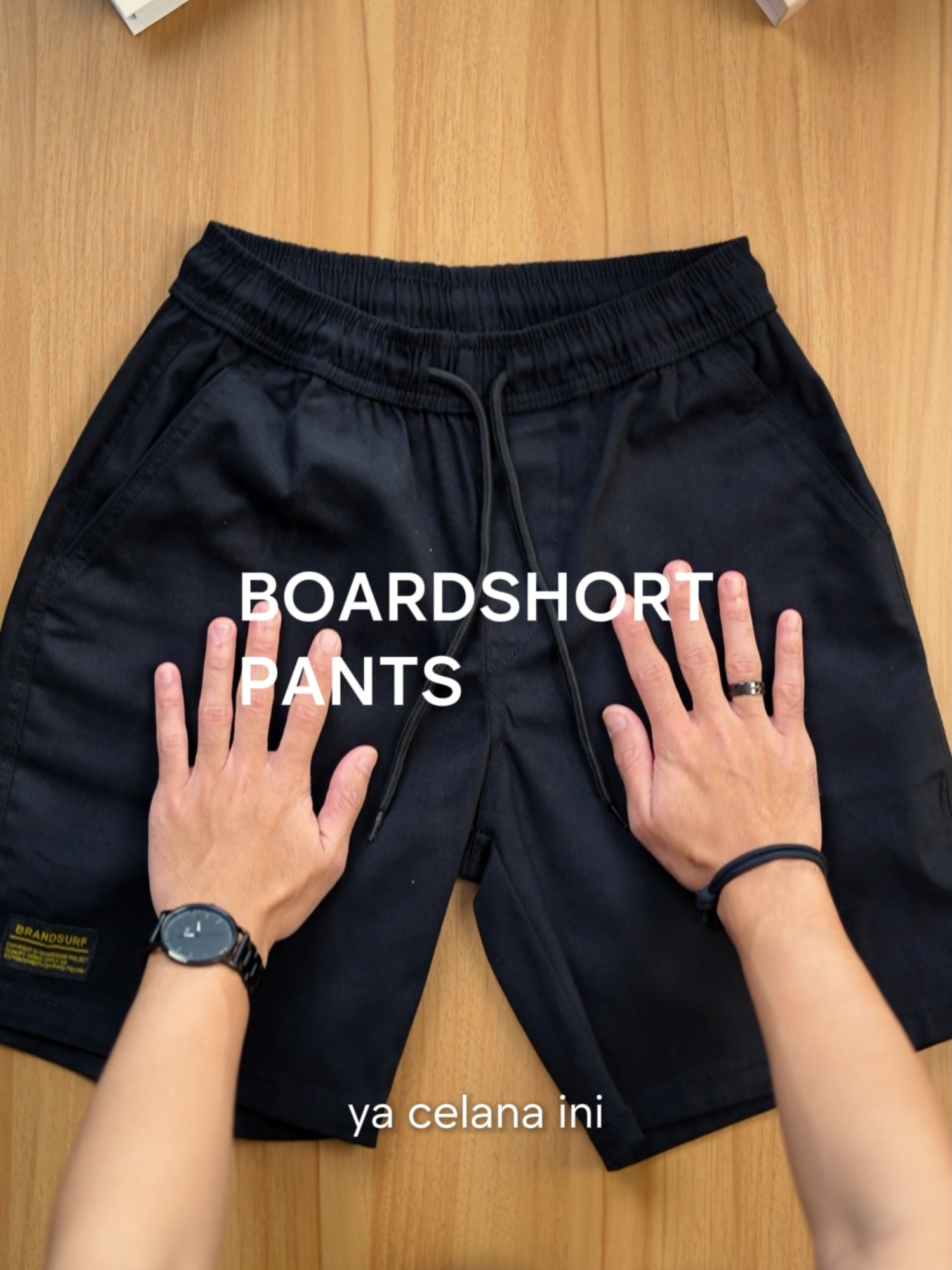Boardshort paling laris dari BrandSurf udah jadi andalan banyak orang. Harganya ramah di kantong, bahannya nyaman, dan pinggang elastisnya bisa ngikutin bentuk tubuh lo. Buat santai atau main air, semua bisa. Cobain sendiri deh, kenapa jadi best seller! #celanapendek #mensfashion #outfitideas #fashiontiktok