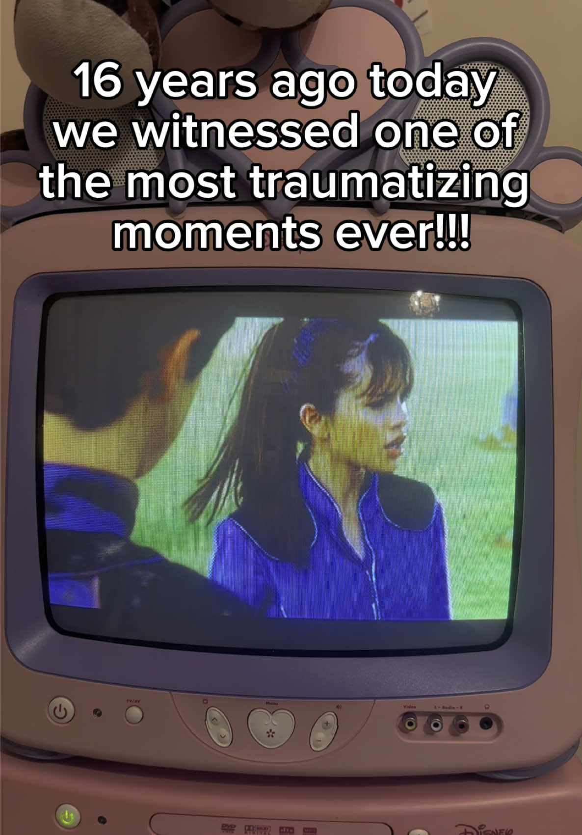 one of the most traumatizing moments little me ecer witnessed 🥺#2000s #nostalgia #disneychannel #wizardsofwaverlyplace #selenagomez 