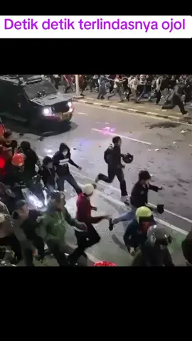 detik detiknya terlindasnya ojol di jakarta DLAM keramaian di gedung DPR #kecelakaan #ojolviral 