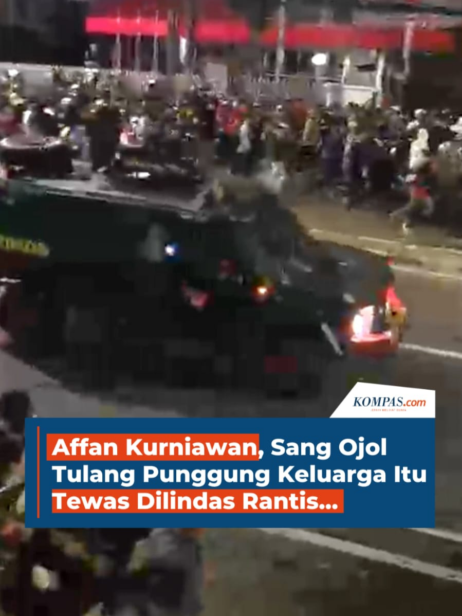 Affan Kurniawan, seorang pengemudi ojek online yang dikenal sebagai tulang punggung keluarga, tewas usai dilindas kendaraan taktis Brimob di Pejompongan, Jakarta Pusat, Kamis (28/8/2025) malam. Pria berusia 21 tahun itu sehari-hari bekerja keras demi orangtua dan adik-adiknya.  Desakan agar kasus diusut secara transparan pun terus menguat, sebagai bentuk tuntutan keadilan bagi Affan dan keluarganya. Penulis: Nibras Nada Nailufar, Ridho Danu Prasetyo, Irfan Kamil, Hanifah Salsabila Kreatif: Safira Nurulita  Produser: Reza Kurnia Darmawan ` #Ojol #Polisi #Jakarta #Peristiwa ##voice