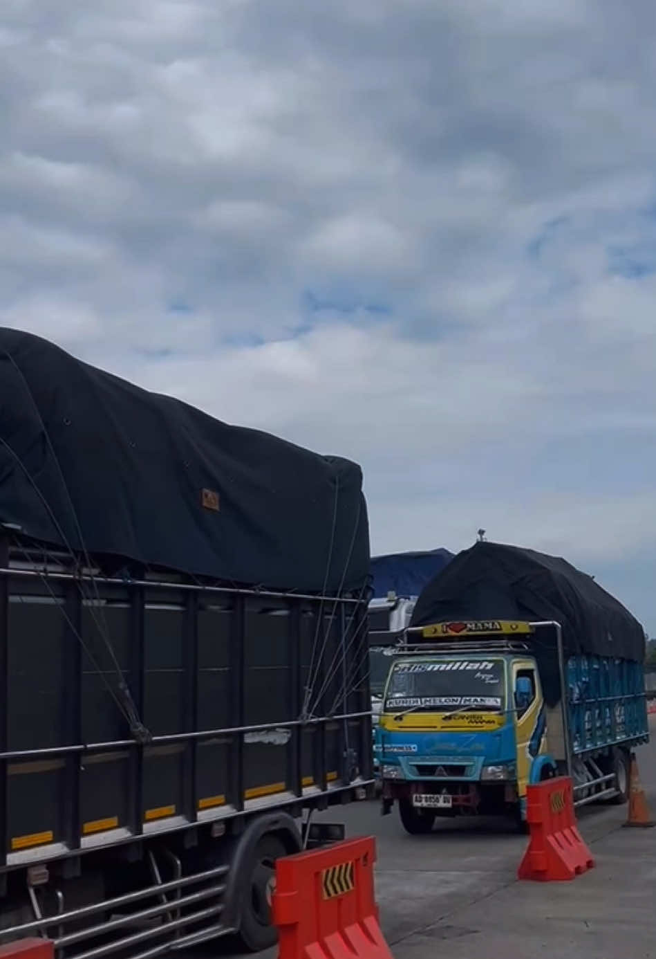 Ontran” wong koplak sam😂#truckgigaindonesia #trukmaniaindonesia #wongkoplakbebas @𝘼𝘿𝙑.𝙘𝙤 
