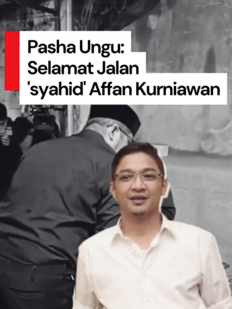 Pasha Ungu dan istrinya, Adelia, melayat ke rumah duka Affan Kurniawan, driver ojek online (ojol) yang ditabrak rantis Brimob. Vokalis sekaligus anggota DPR ini mengaku patah hati saat melihat kejadian itu. Sebagai informasi, Affan Kurniawan meninggal dunia setelah ditabrak rantis Brimob pada Kamis (28/8). Kejadian ini membuat masyarakat Indonesia geram. Creator: Esty Rahayu #detikcom #rantis #brimob #ojol #aksiricuh #affankurniawan