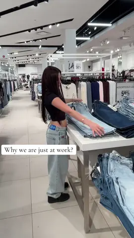 Travailler avec sa bestie>>>#workbestie #forever21 #placelaurierquebec #bestie #work 