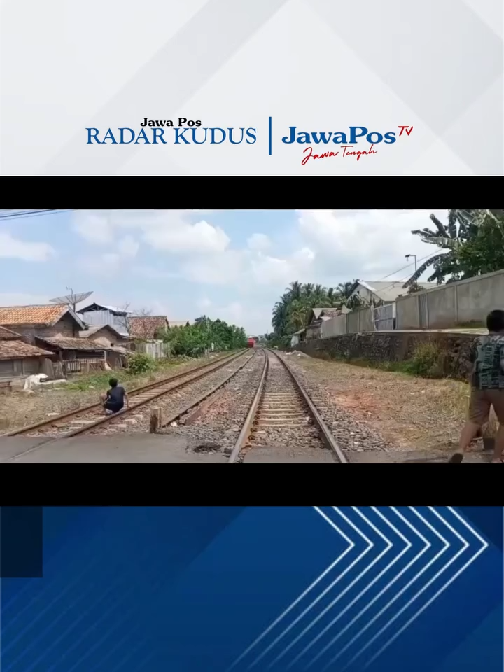 Terekam kamera handphone detik-detik seorang ibu pengendara motor nekat melintas meski kereta api sudah terlihat mendekat di perlintasan kereta api Air Gading, Baturaja. Dari informasi yang di dapat ibu ini masih selamat dan langsung kabur. #radarkudus #radarkudusviral #koranradarkudus