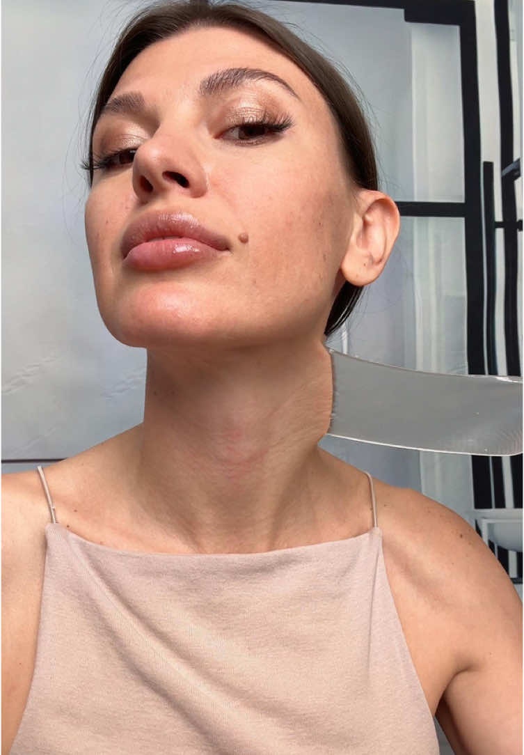 Wearing our silicone neck patch on the neck is a trick that can relieve your wrinkles. #neckpatch #looseneck #firmneck #tightneck #skintighten #saggyneck #necksag #neck #neckskin #niceneck #neckskincare