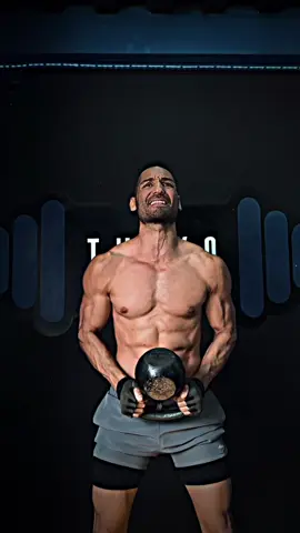 Tu físico esculpido no viene de estar quieto. Viene de la rotación, el movimiento y el control de lo que comes. Cuando mueves tu columna vertebral y desafías tus abdominales a través de ángulos, anti-rotación y poder, activas los músculos profundos del núcleo, construyes fuerza funcional y esculpes ese aspecto cincelado. #fitnessmotivation  #kettlebellworkout #kettlebell 