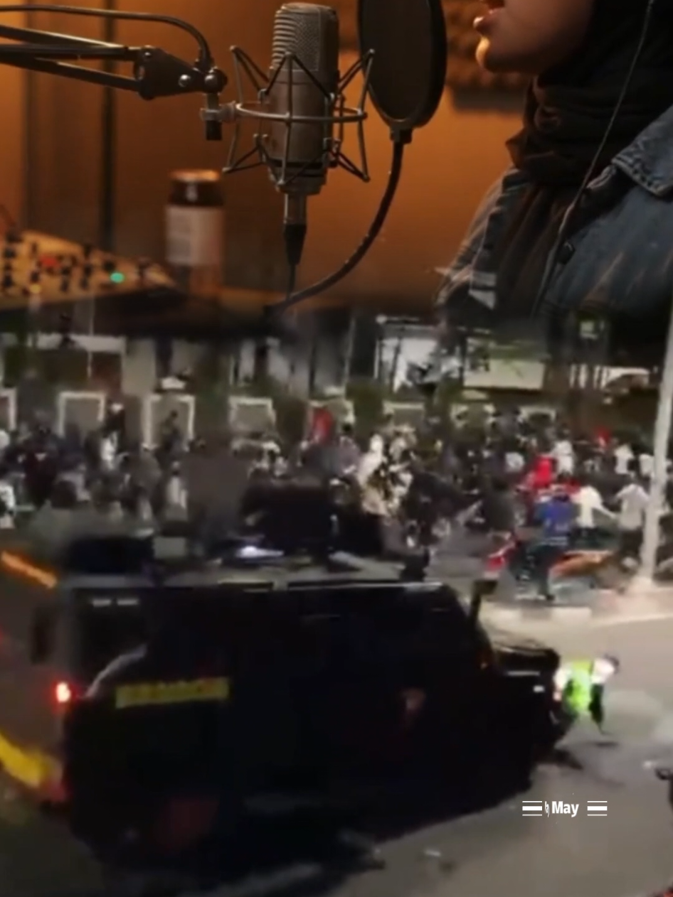 Video ojol ditabrak brimob tgl 28 agustus 2025 saat demo di gedung DPR RI. diiringi lagu yang lagi viral menyindir pemerintahan. #ojolditabrakbrimob #kejadian28agustus #ojolditabrakmobilbrimob #demo28agustus #28agustus2025 