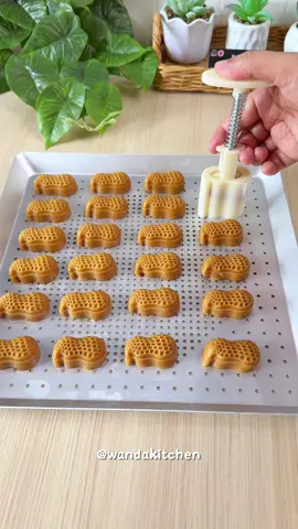 Buat kue kacang pakai cara ini ternyata lebih enak lebih gurih lebih wangi lebih praktis dan mirip kacang asli😍 #kuekacang #idejualan #resepkue #resepmudah #wandakitchen 