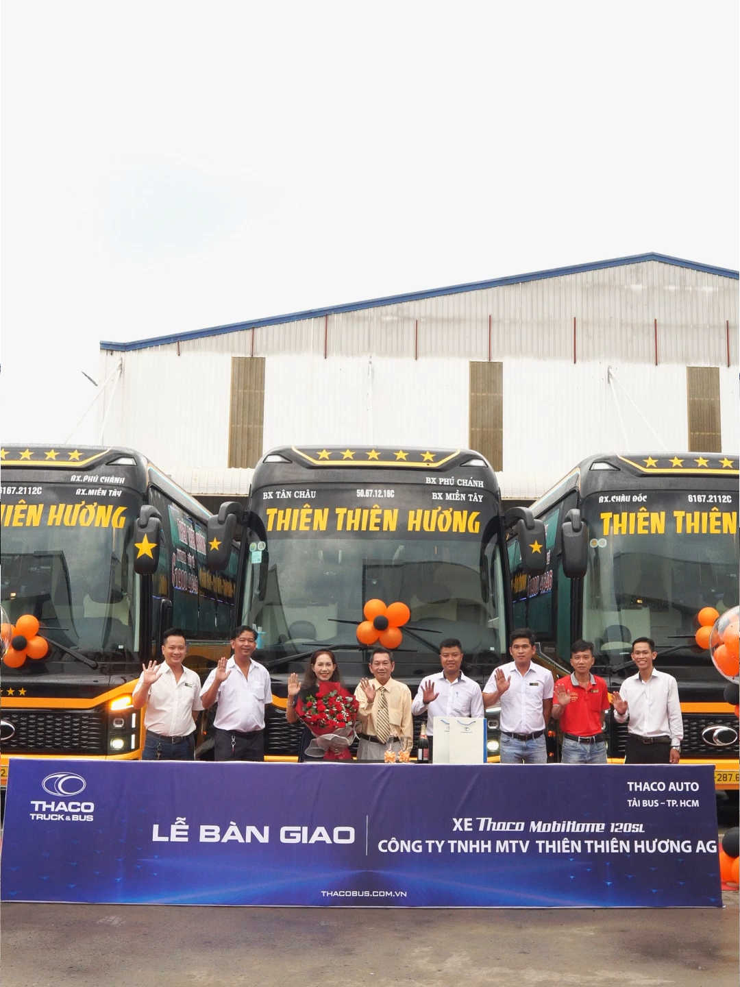 LỄ BÀN GIAO LÔ XE GIƯỜNG NẰM THACO MOBIHOME 120SL CHO NHÀ XE THIÊN THIÊN HƯƠNG THACO AUTO TP.HCM chính thức bàn giao lô xe giường nằm cao cấp THACOMobihome 120SL cho Nhà Xe Thiên Thiên Hương, đánh dấu bước hợp tác chiến lược trong hành trình nâng tầm chất lượng dịch vụ vận tải hành khách. Xin chân thành cảm ơn Quý Khách hàng đã tin tưởng và đồng hành cùng THACO BUS.  #thacobus #mobihome #mobihome120SL #thacoanlac