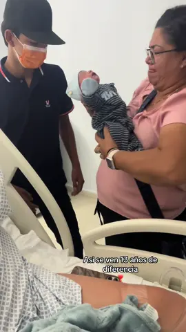 Mi sobrino hoy sintió lo que es es el amor; el ya sabia lo que era, creció con ello, mas nunca lo había sentido en su mero esplendor, este amor es nuevo; es unico. La espera ha terminado mi amor, asi se ven todas las veces que se lo pediste a Dios en un solo abrazo papi 💞