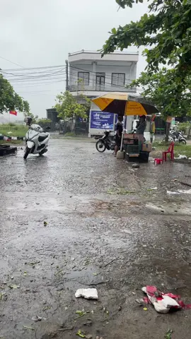 Trời chẳng thương mưa thế này sao đi bán đây 