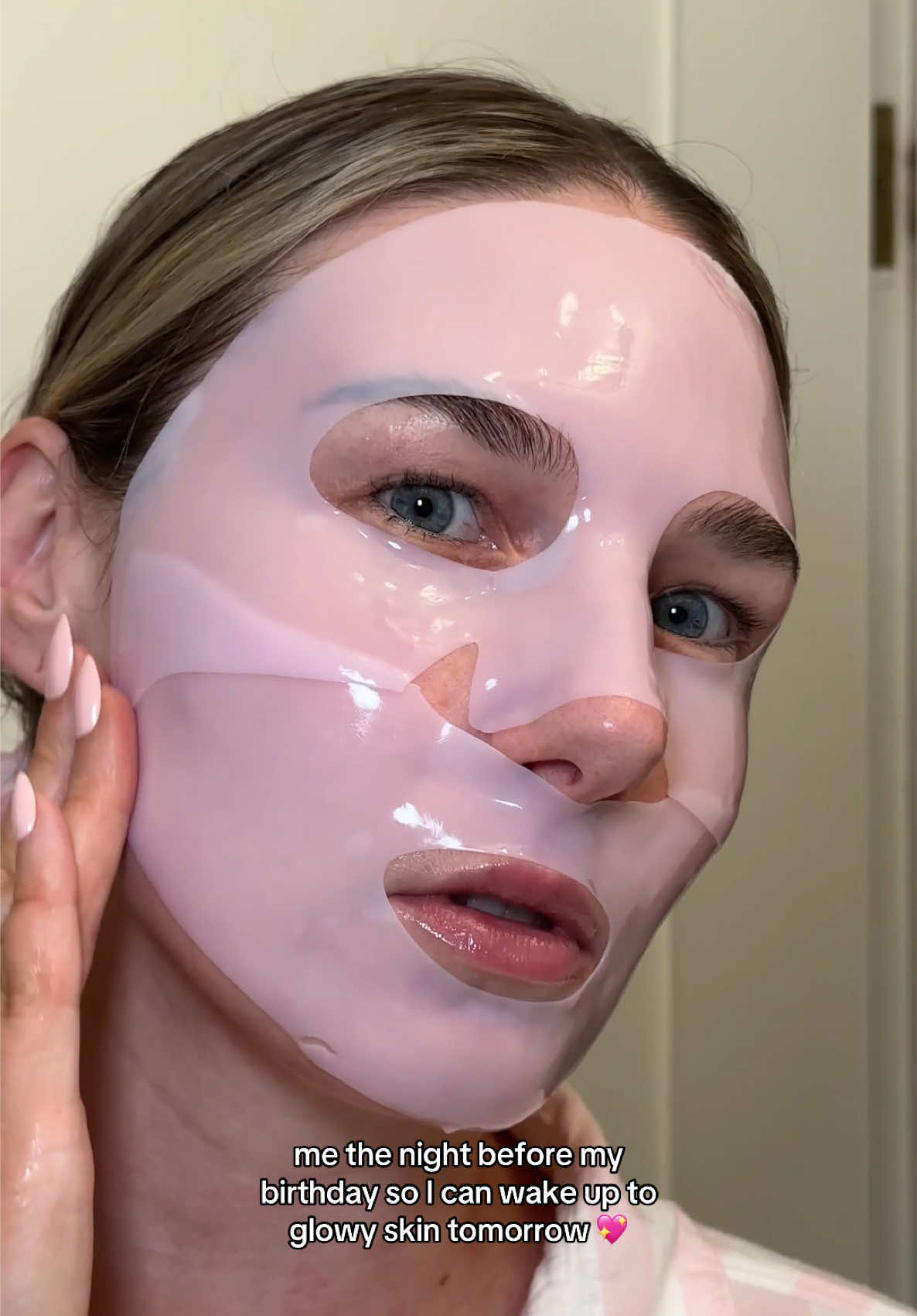 using the viral @medicube global pink mask so I wake up with that glow ✨  #medicubeskincare #pinkmask #glowyskincare #birthdayglowup #haileybieberstyle 