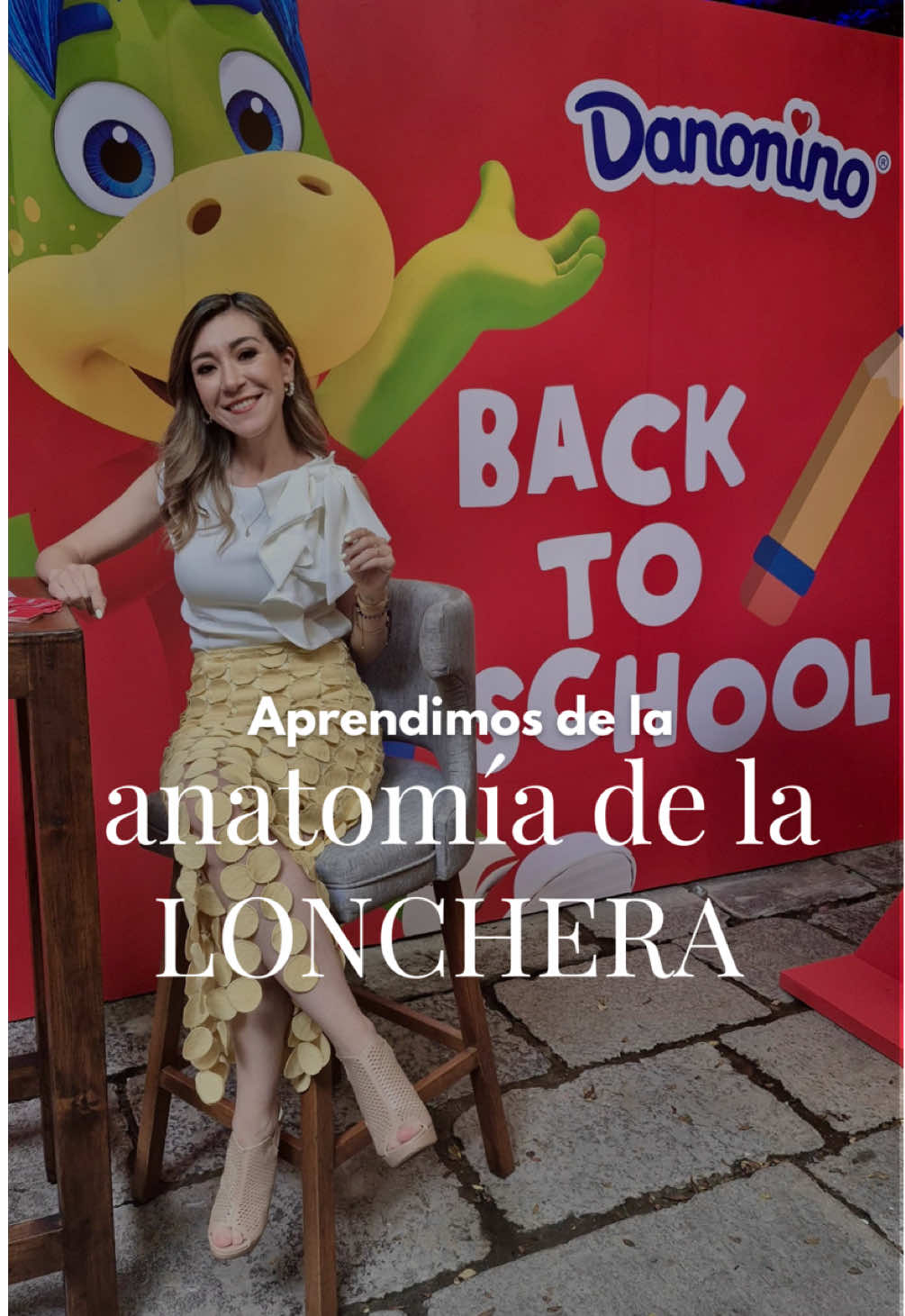 Me reuní con mamás, cuidadores y creadoras de contenido con una misión en común: aprender a armar loncheras más saludables para nuestros niños 🍱✨ Me gusta recordarles que: 1.  El lunch no sustituye comidas principales, es solo una fracción de las calorías totales. 2. No, no existen alimentos intrínsecamente “buenos” o “malos”y, etiquetarlos de esa manera perpetúa una visión muy simplista y maniquea que no ayuda a tomar decisiones correctas.  3. Cada elección que hacemos en una lonchera sabiendo su justo lugar, suma.   💬 Y tú, ¿estás lista para el regreso a clases? Yo ya tengo material listo para ti, te cuento pronto ✨✨✨ #nutricionpediatrica #lunchescolar #kidslunchboxideas #lunchtime #backtoschool
