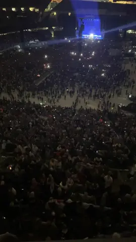 Oasis getting the people going FR lol. The stadium shaking 👍😂. Vibes - immaculate.  #oasis #chicago #fyp #music 