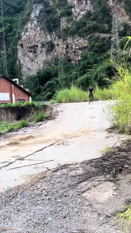 主任太敬业了，现在上班还骑个28杠自行车😂😂😂#上班#赶路日记#搞笑视频#万万没想到