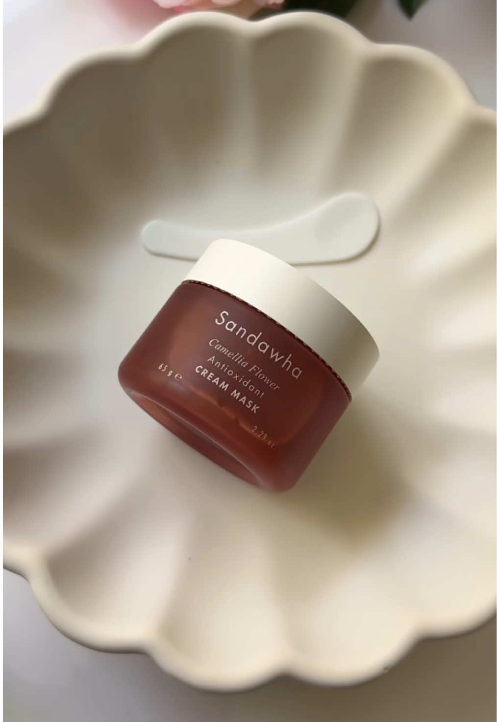 The Camellia Flower 🌺 Cream Mask was very calming 10/100⭐️ @Sandawha Global tysmm for sending me this amazing product  ✨ Effortless, Youthful Glow Full of anti-oxidants and anti-inflammatory properties, the mask revives the skin within minutes— leaving it protected with a radiant glow 🌸 Sensory Experience  Delicate fresh flower scent with real camellia petals that glide & melt on the skin without irritation or chemical fragrance 🏷️[tags] #sandawha #camellia #washoffmask #skincare #kbeauty 