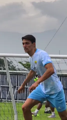 Barba is here, welcome to Bandung! 💫💙 🎥 @PERSIB 