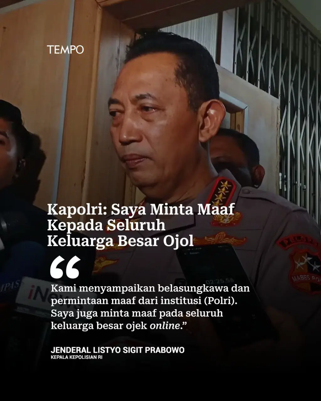 Kepala Kepolisian RI Jenderal Listyo Sigit Prabowo mengunjungi ruang jenazah di Rumah Sakit Cipto Mangunkusumo (RSCM) pada Jumat dini hari, 29 Agustus 2025. Kedatangan Listyo tersebut untuk menengok jenazah sekaligus bertemu dengan pihak keluarga pengemudi ojek online (ojol) yang tewas terlindas mobil rantis. Listyo mengungkapkan permintaan maafnya kepada pihak keluarga atas insiden tersebut. Kendaraan taktis (rantis) milik aparat kepolisian melindas seseorang berseragam ojek online dalam kericuhan usai demonstrasi di depan Gedung DPR. Insiden tersebut terjadi di area depan Rumah Susun Bendungan Hilir II. Korban bernama Affan Kurniawan, 21 tahun. #kapolri #maaf #ojol #demo #tempodotco      