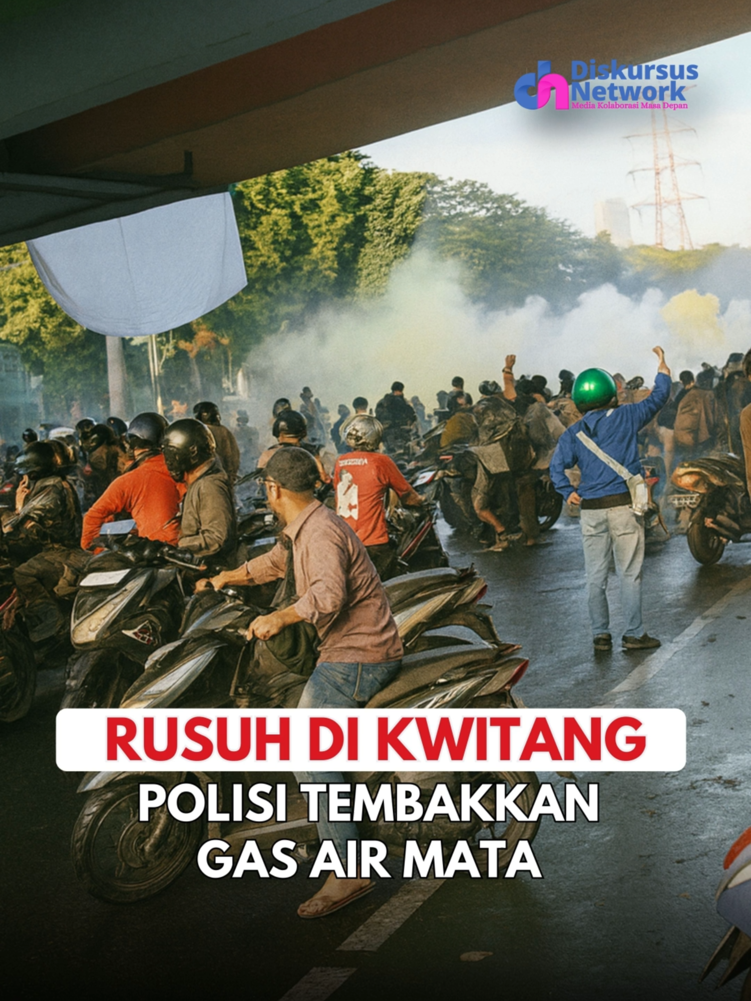 Kericuhan masih terjadi di kawasan Kwitang, Jakarta Pusat, Jumat (29/8) pagi. Polisi sempat menembakkan gas air mata untuk membubarkan kerumunan. Insiden ini terjadi usai pengemudi ojek online (ojol) Affan Kurniawan dilindas kendaraan taktis (rantis) Brimob di kawasan Benhil, Jakarta Pusat, Kamis (28/8) malam. Kejadian itu memicu kemarahan masyarakat dan berujung bentrokan antara warga dan aparat. #rusuh #demo #kwitang #polisi