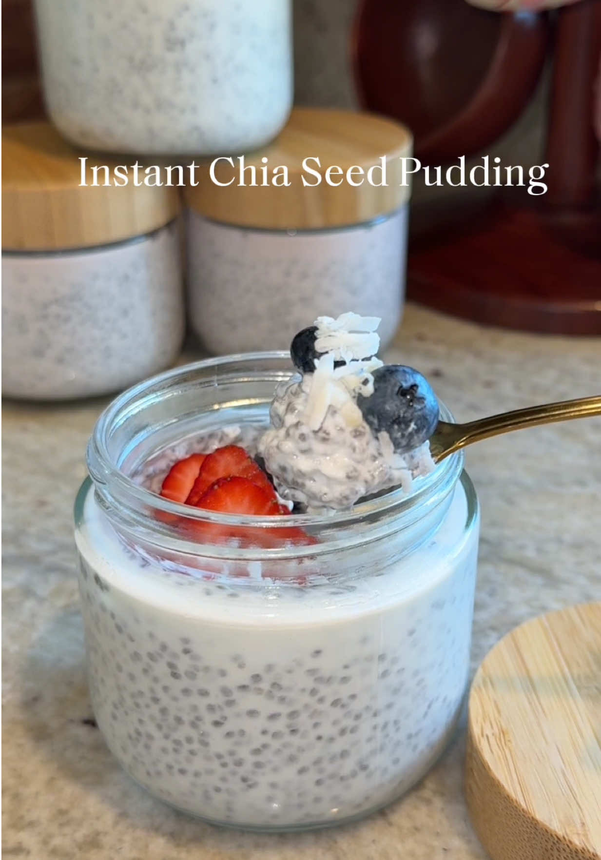 🍓🫐 Today I’m going to show you how I like to make Instant Chia Seed Pudding 😋 Ingredients: •2 tablespoons of chia seeds •1/4 cup of hot water •5.3 oz Greek yogurt •1 teaspoon of honey Toppings: •Strawberries  •Blueberries  •Unsweetened shredded coconut #pudininstantaneodechias #chiaseedpudding #chiaseeds #overnightoatmeal #EasyRecipes 
