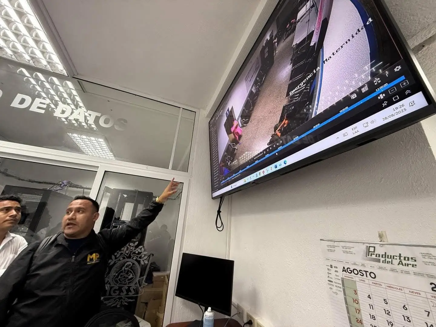 #Lamentable II Investigan la desaparición de un bebé en el IGSS de Escuintla. La diputada Cristabel Guardano de Nájera se encuentra esta noche en el IGSS de Escuintla, en la oficina de informática, revisando los videos relacionados con el caso del bebé reportado como desaparecido  “Estoy acompañando a los padres de familia en este difícil momento y hemos convocado a las instituciones correspondientes —PGN, MP, PNC y Gobernación Departamental— para que investiguen de inmediato” indicó la diputada del Partido Valor en sus redes sociales  Actualmente el caso se encuentra en proceso de investigación, y estaré vigilante para que se llegue al fondo y se aclare la situación enfatizó   Agregando que “mi compromiso es con la verdad y con el bienestar de esta familia que hoy atraviesa un momento tan doloroso.” Que Pasó ? • El día de ayer ingresó a las instalaciones del IGSS la señora Evelin Yesenia Juarez Perez en labor de parto a las 14:00 pm, dando a luz a las 23:00 pm, informándole que todo había salido sin novedad y que debían chequear al bebé, el día de hoy se le informó al padre y a la madre que el niño no aparece y que posiblemente fue robado.