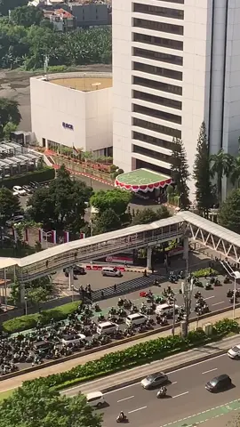 Iring-iringan ojol pengantar jenazah  melewati jalan protokol sudirman