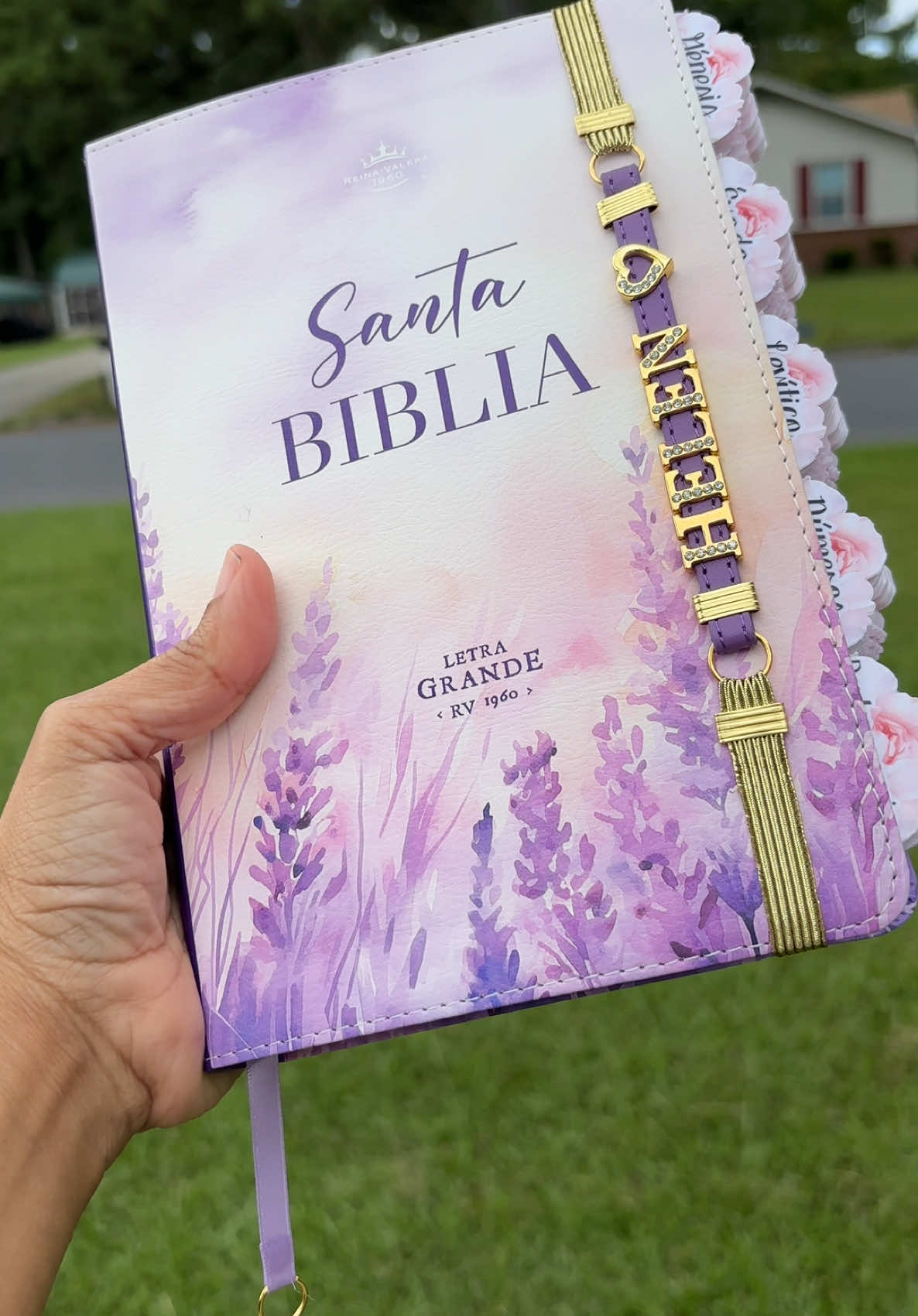 Puedes ordenar enviando texto al 252-740-4009 o directo en untecitoconDios.com. Envíos a USA y PR  #untecitocondios #danielaalcerro #bibliaspersonalizadasusa #tiendadebiblias #nodejaredeusarmitalento 