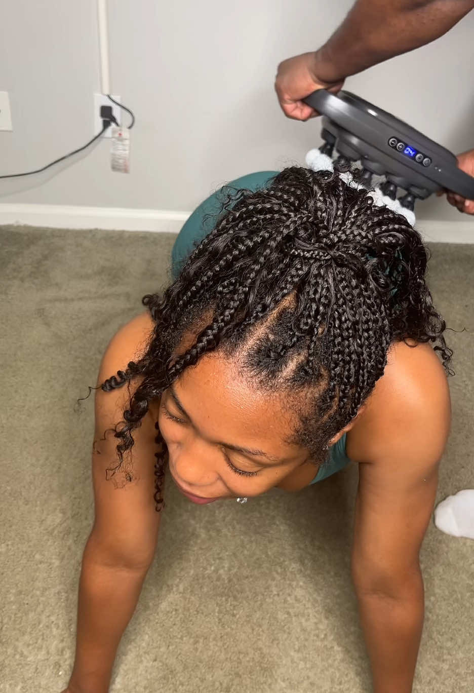 NO NEED FOR THE SPA… I found the solution to your problems 🙌🏽 #neckmassager #massagetherapy #backmassage #painrelief #massagegun 
