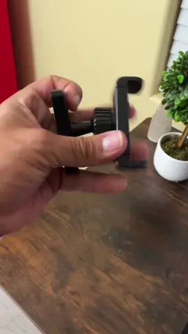 Soporte magnético para celular, perfecto para grabar tus entrenamientos o rutinas sin complicarte. Se ajusta 360°, lo pegas donde quieras y listo: tu celular queda fijo y seguro mientras entrenas o grabas. Compatible con cualquier iPhone o Android. #phoneholder #accesoriosgym #gymessentials #workoutaccessories #gymtips 