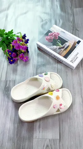 Dép quai ngang chéo Timono đính charm siêu xinh. #giaydep #xuhuong #giaydepxinh #depxinh #depsuc 