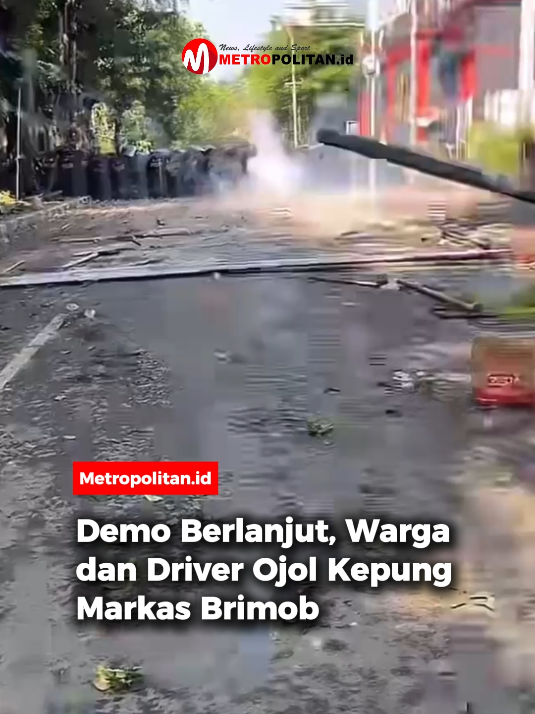 Imbas kejadian kendaraan taktis (rantis) melindas driver ojek online (Ojol) Affan Kurniawan hingga meninggal, massa mulai  memadati Markas Brimob di Kwitang, Jakarta Pusat, Jumat (29/8/2025) pagi. Massa terdiri dari gabungan warga dan driver ojek online.  Mereka berkumpul di depan Mako Brimob, memprotes kematian almarhum Affan saat aksi demo di Pejompongan, Kamis (28/8/2025) malam. #metrpolitan #bacametropolitan #demoberlanjut #driverojoldilindas #kepungmarkasbrimob