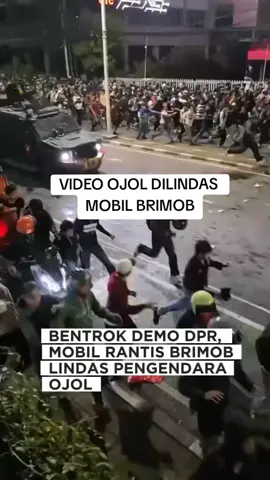 Detik-Detik Ojol dilindas mobil Brimob #ojolterlindas #brimob #aksidemo #fyp #ojoldilindasmobilbrimob 