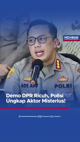 Aksi demo buruh dan mahasiswa di depan gedung DPR RI, Jakarta Pusat, Kamis 28 Agustus 2025, sempat berjalan kondusif. Namun situasi berubah ricuh akibat ulah kelompok misterius yang tidak memiliki identitas maupun koordinator lapangan. Kabid Humas Polda Metro Jaya, Kombes Ade Ary Syam Indradi, menjelaskan kelompok ini melakukan aksi anarki: membakar bendera, memanjat pagar, mencoret tembok dengan pilox, hingga merusak CCTV dan separator busway. Bahkan ada yang masuk ke jalur tol sehingga membahayakan keselamatan publik. Hingga kini, polisi masih menyelidiki asal-usul dan struktur kelompok tersebut. Ade Ary menegaskan Polda Metro akan terus menjaga kamtibmas dan mengimbau agar aksi unjuk rasa tetap berjalan damai tanpa gangguan. Menurutmu, siapa sebenarnya aktor misterius di balik kerusuhan demo ini? #DemoDPR #RicuhDPR #DemoJakarta #PoldaMetroJaya #KombesAdeAry #BeritaTerkini #BeritaJakarta #BreakingNews #AksiDemo #BeritaViral #ViralNews #IndonesiaHariIni #UpdateJakarta #BeritaIndonesia #fypシ #fyp #mcinews.id