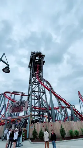Break me off a piece of that. . 🎢 🙃 #Siren #curse #rollercoaster #cedarpoint #ohio #themepark #extremethrills #travel #intense #tilt #vekoma #mermaid #sixflags #insane 