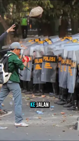 Provokasi jarak jauh itu kerjaan paling gampang 😩🤦‍♀️ Tinggal ketik, kirim, beres. Tapi tahukah dampaknya? Rakyat di sini yang ribut, mereka yang di sana tinggal tepuk tangan. Salut deh sama orang yang hobinya bikin gaduh tapi nggak ikut merasakan hidup di sini… 😢 #StopProvokasi #BijakBermediaSosial 